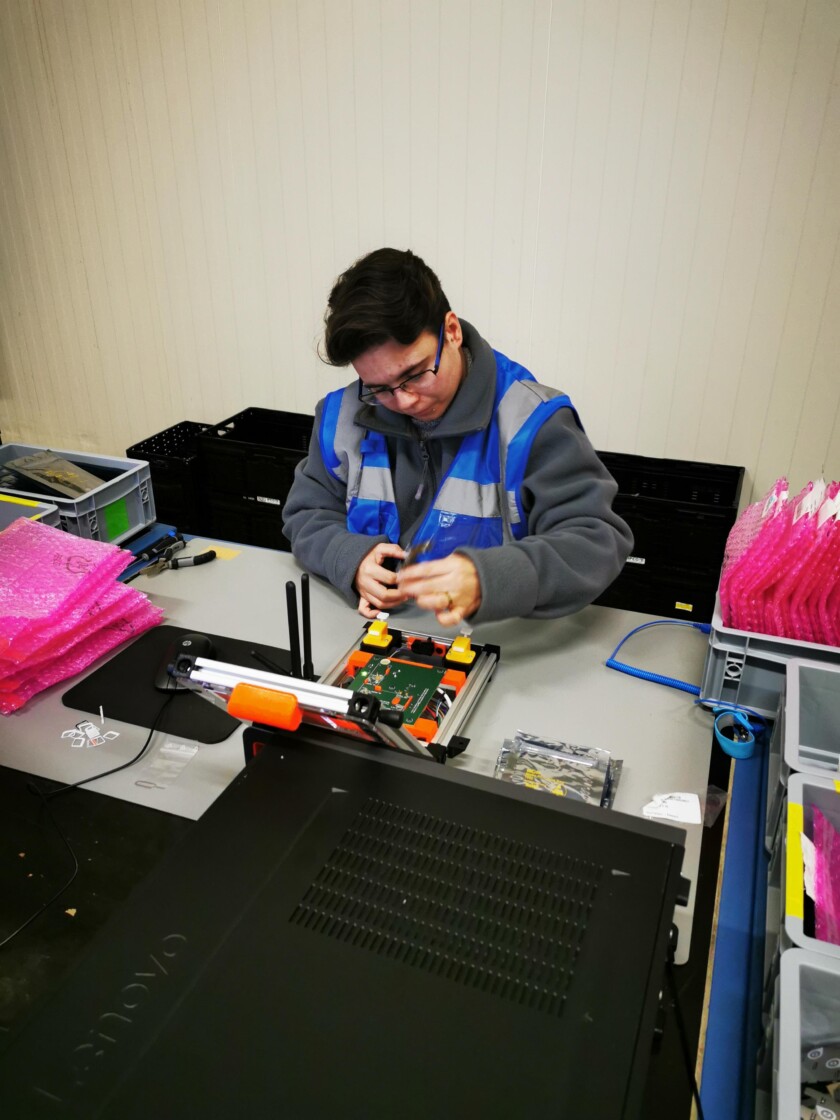 Une collaboratrice de Village n°1 Entreprises recyclant un smartphone.