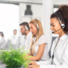 Agents de centre d'appels éthiques travaillant dans un bureau moderne.
