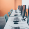 Bureau propre et lumineux après nettoyage professionnel.