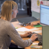Équipe travaillant ensemble dans un bureau moderne et lumineux.